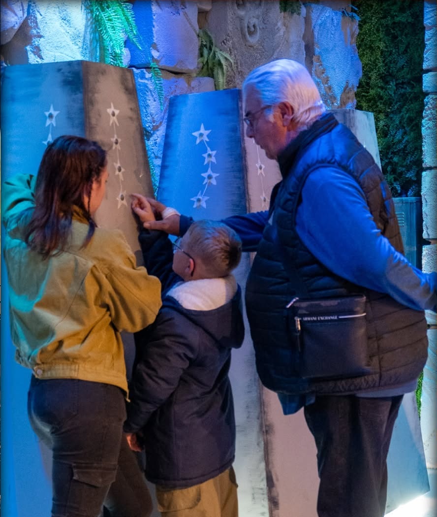 Familie entdeckt eine interaktive Station