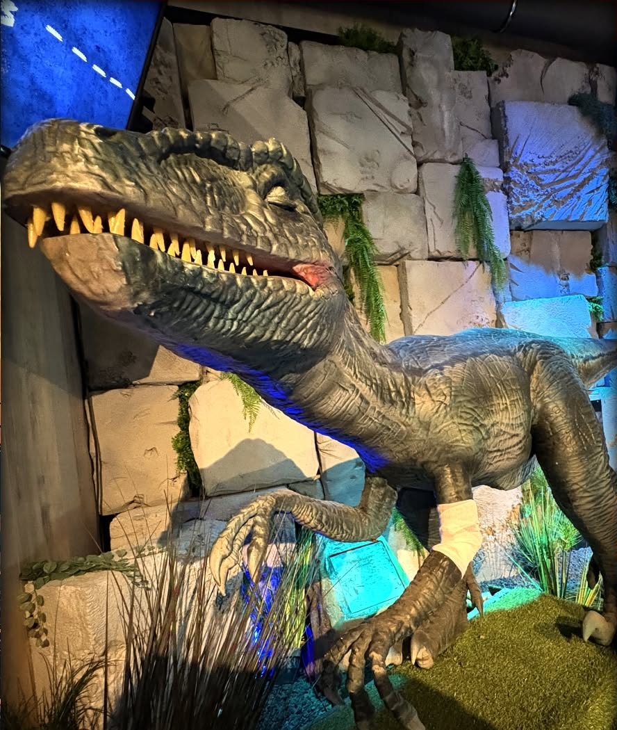 Dinosaurier im Dschungellicht